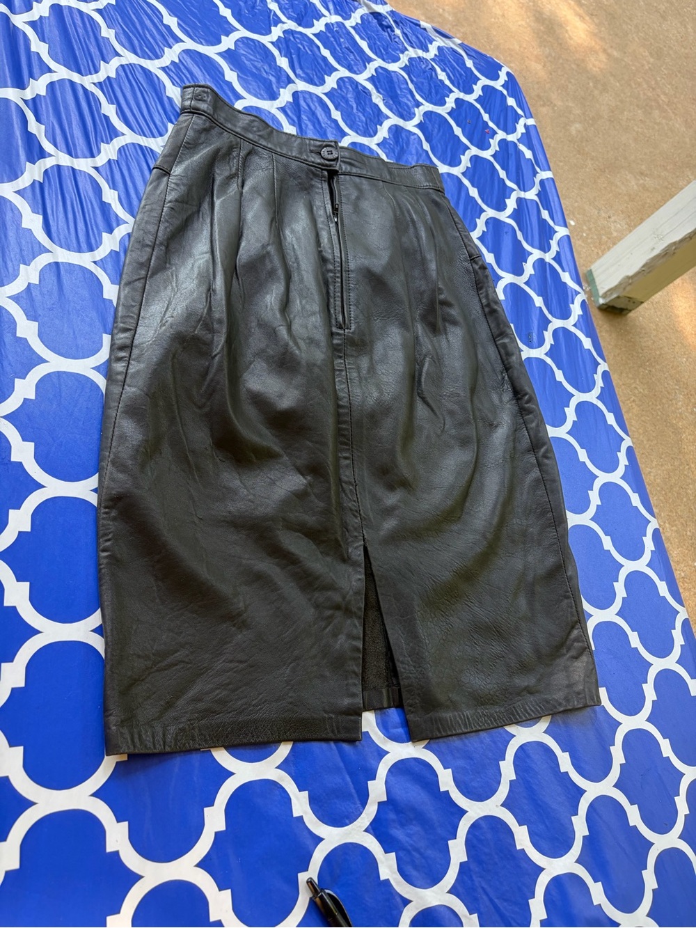 Firenze Women's Black Leather Pencil Skirt - Classic Sleek Style size 4